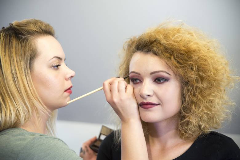 Egy stílusos esti smink. Ki hinné, mi készül belőle •  Fotó: Dávid Anna Júlia