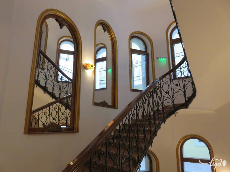 Nagyvárad hotel lépcsőháza •  Fotó: Antal Erika