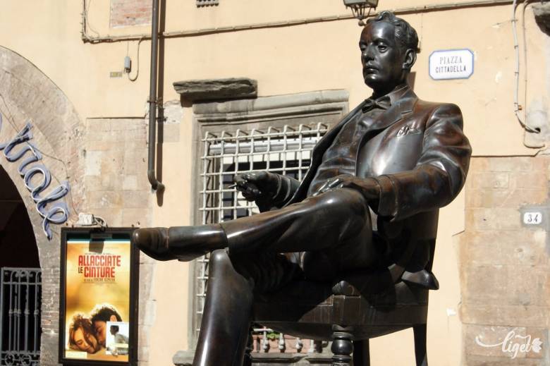 Puccini szobra a szülőházában berendezett múzeum előtt •  Fotó: Csermák Zoltán