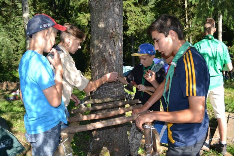 A cserkész
önkéntes, elkötelezett, istenfélő, tisztességtudó, törvénytisztelő, segítőkész, folyamatosan tanuló, egészségre törekvő, természetbarát. •  Fotó: Facebook/Romániai Magyar Cserkészszövetség