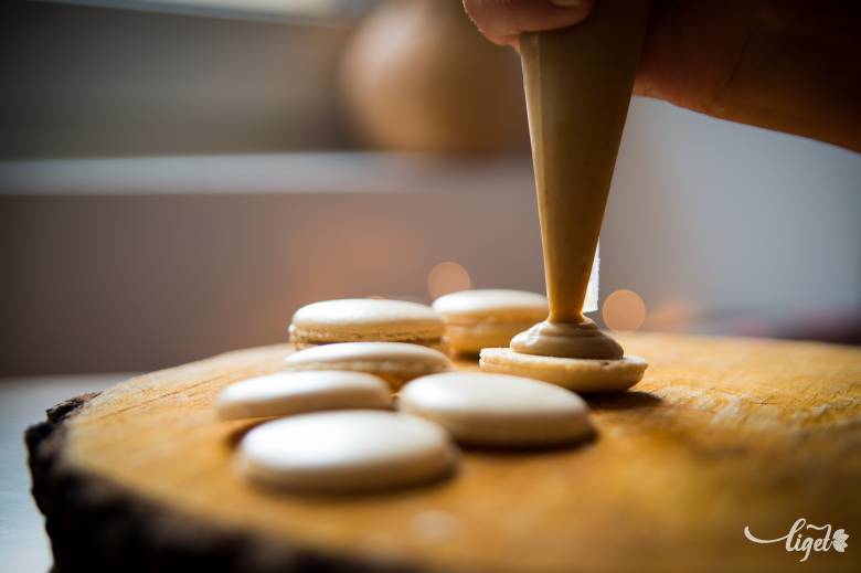Finom krém kerül a macaronok közé •  Fotó: Dávid Anna Júlia