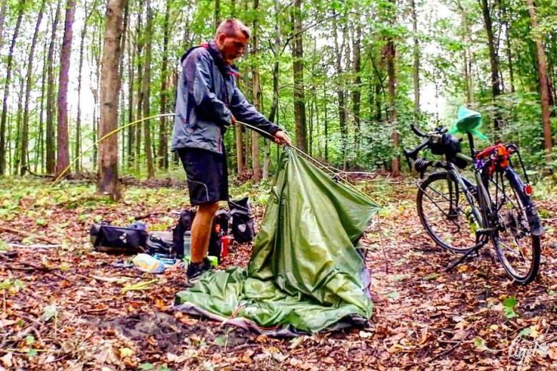 Néha igénybe vette a couchsurfing-et, de tipikusan így töltötte éjszakáit a bringás •  Fotó: Albert Nándor