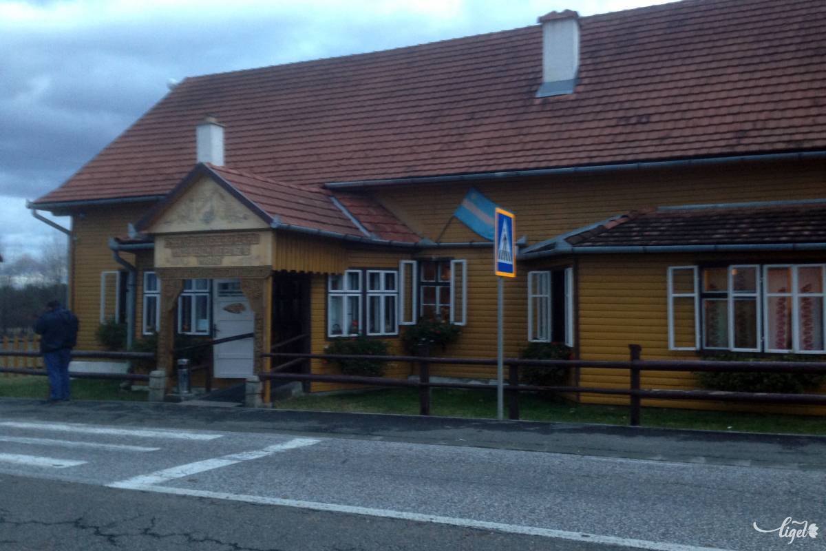Kívülről még nem árulja el a hely, hogy milyen kincseket rejteget •  Fotó: Rédai Attila