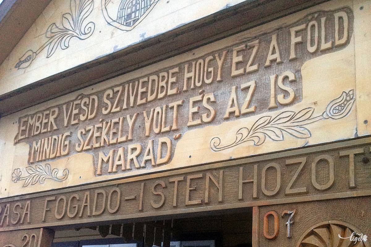 Vándorfogadó intelem az átutazóknak •  Fotó: Rédai Attila