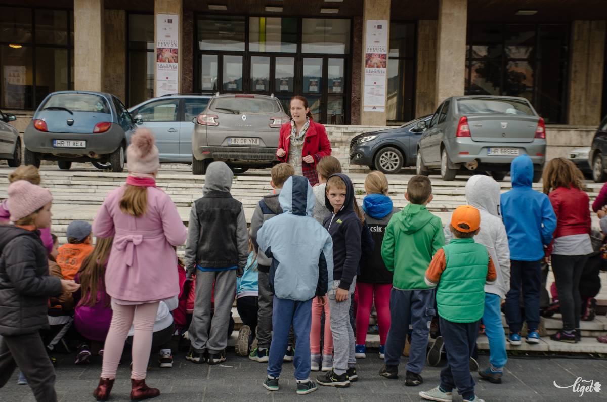 A mesemondó nem hisz a bemagolt meseszövegben •  Fotó: Gecse Noémi