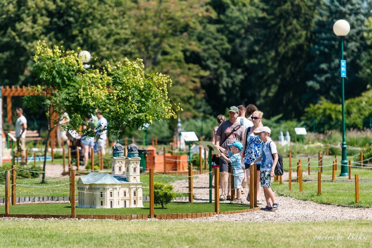 A turistacsalogató makettpark Nagy-Magyarország híres építményeit mutatja be a látogatóknak •  Fotó: Mini Magyarország Makettpark