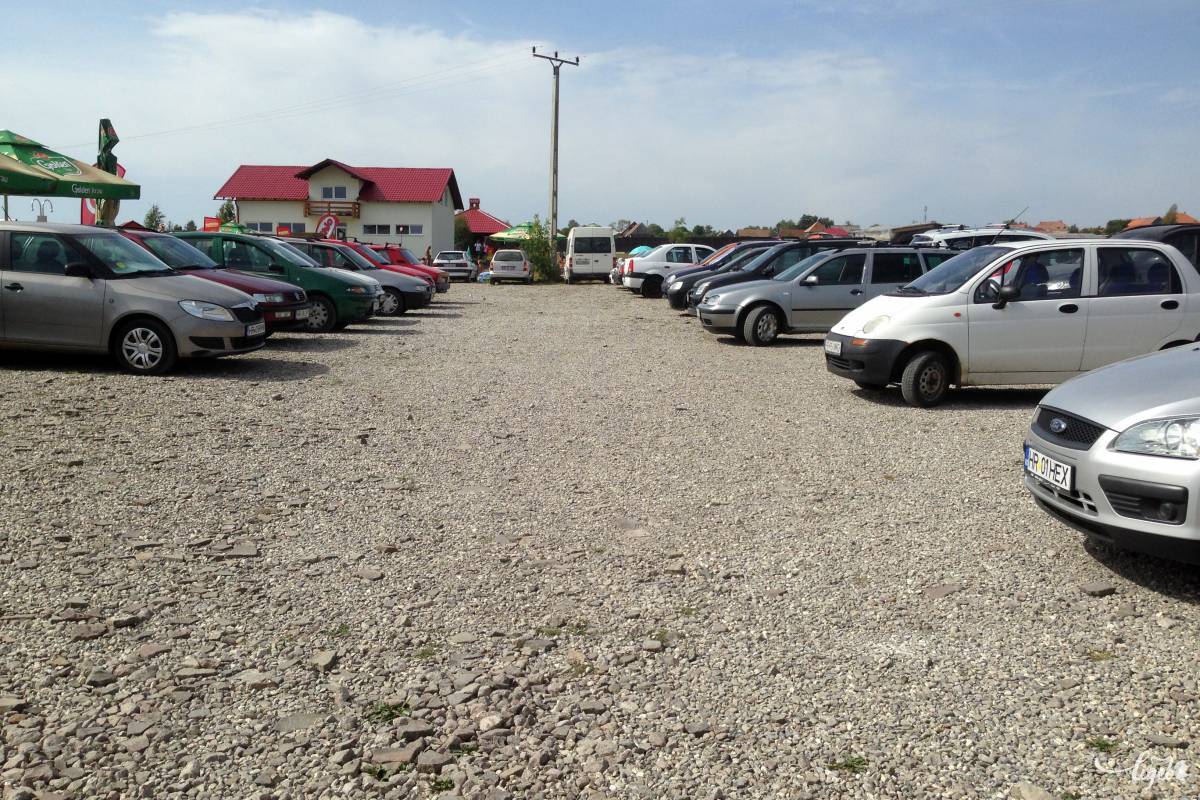 Sok autónak van hely, mégis gyakran megtelik a parkoló •  Fotó: Rédai Attila