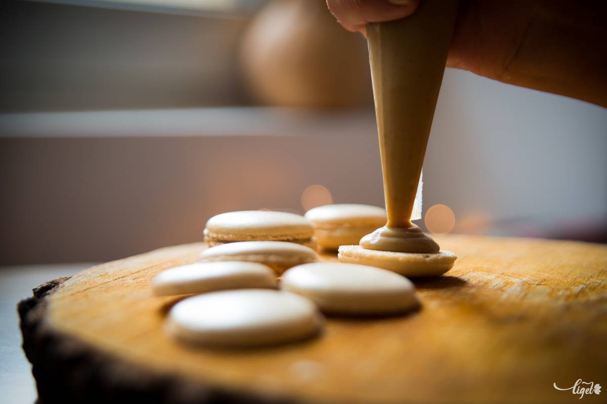 Finom krém kerül a macaronok közé •  Fotó: Dávid Anna Júlia