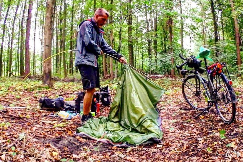 Néha igénybe vette a couchsurfing-et, de tipikusan így töltötte éjszakáit a bringás •  Fotó: Albert Nándor