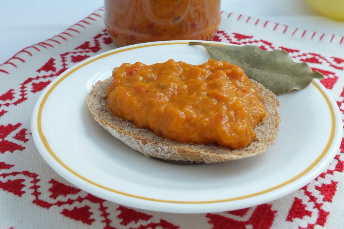 A fűszerek közül a só, a bors és a babérlevél nagyon fontos, hogy benne legyen, ezenkívül jöhet bármi más, amit szeretünk, és ami harmonizál a zakuszka ízével •  Fotó: György Ottilia