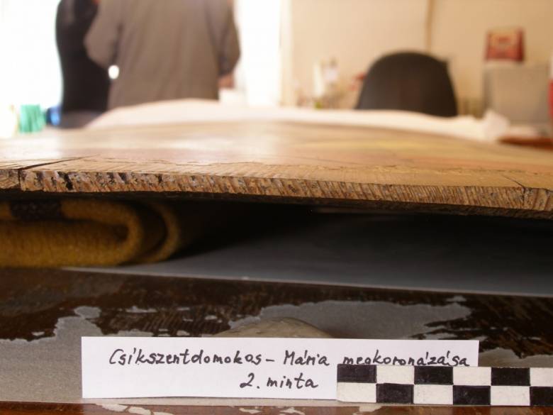 Évgyűrűk a csíkszentdomokosi Mária megkoronázása táblakép alján •  Fotó: Dendrolab