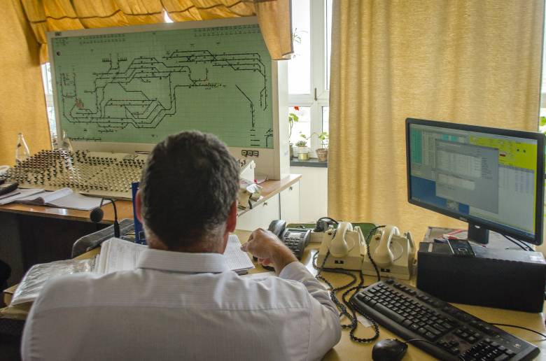 A vonatok mozgását rögzítő operátor •  Fotó: Pinti Attila