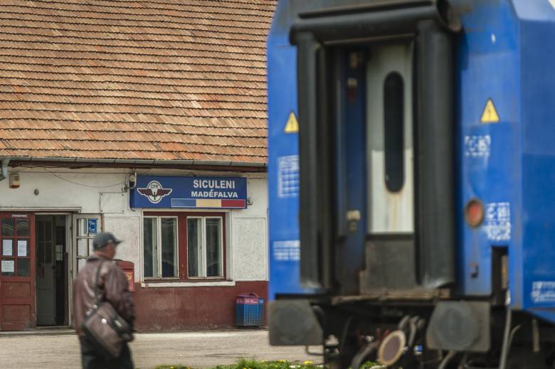 Ma két nyelven írják ki az állomás nevét, de az utastájékoztatás egynyelvű •  Fotó: Pinti Attila