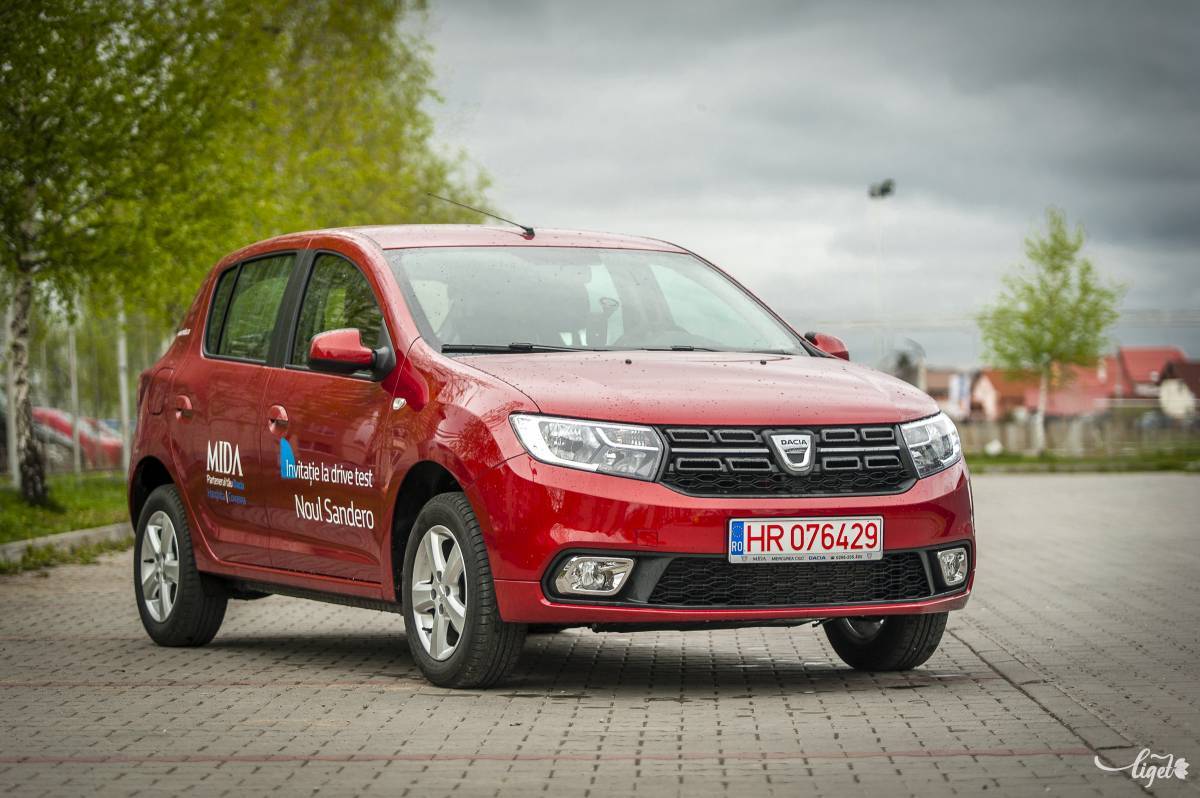 Nemcsak a motorhang, hanem a külseje miatt is vonzza a tekinteteket. Jól sikerült formaterv •  Fotó: Pinti Attila