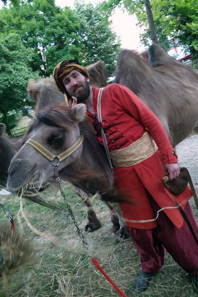 A török és a tevék. Nem népszerű, hanem szükséges történelmi figura bőrébe bújt az udvarhelyi fiatal 