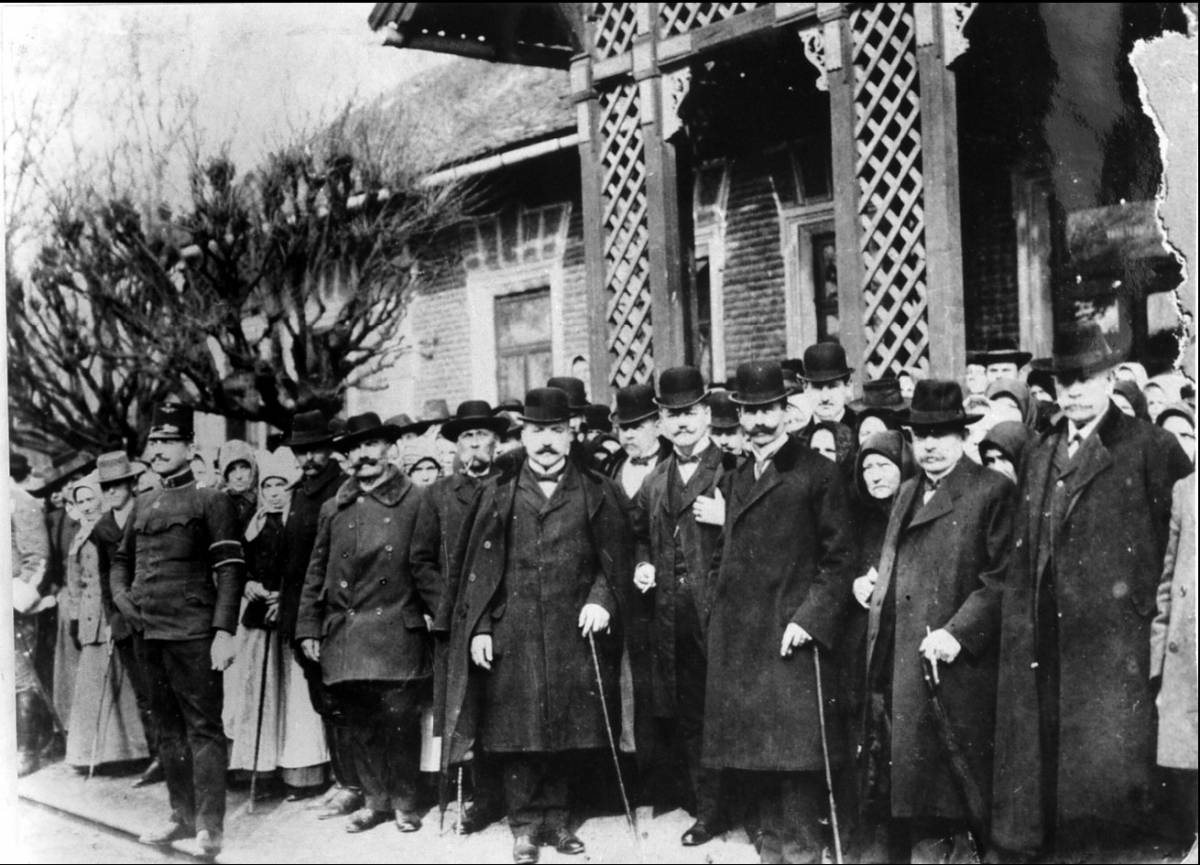 Hajdúnánási vezetők az állomáson – középen dr. Berencsy János polgármester (A fotó Buczkó József: Szállást adtunk hűséges, székely véreinknek című könyvéből származik) 