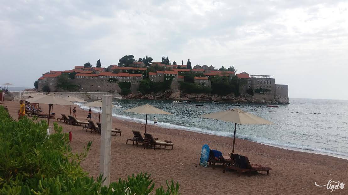 A Sveti Stefan-félsziget. Befotóztunk a sztárok térfelére •  Fotó: Bacsa Judit