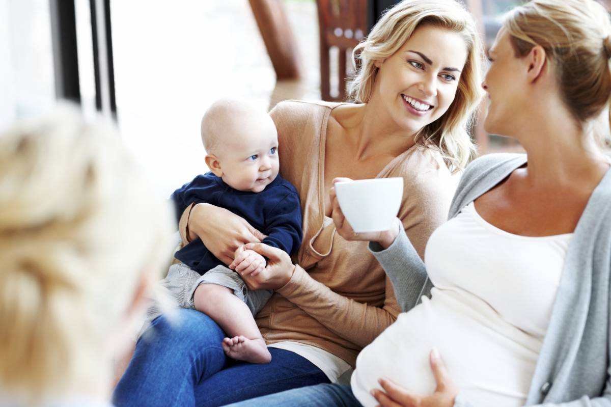Jó, ha egy tapasztalt barátnőtől tudunk kérdezni •  Fotó: Famme.nl