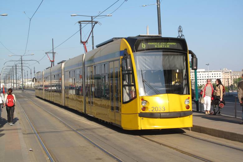 Az utcán „nőnek” a témák Budapesten •  Fotó: Wikipédia