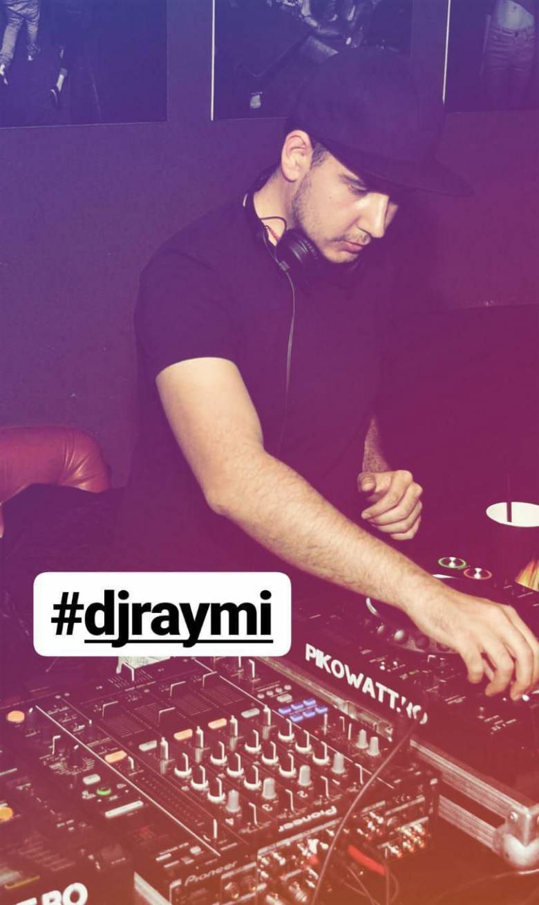 DJ Raymi: egy DJ-nek nevelő feladata is van, megismerteti a legújabb zenei irányzatokat a közönséggel •  Fotó: Facebook