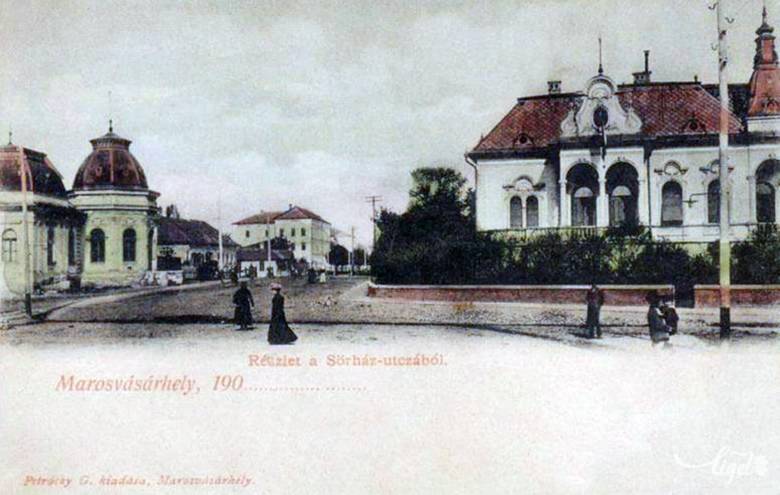 Balra a gőzfürdő, jobbra a Bürger-ház, háttérben a laktanya 1903-ban (képeslap) 