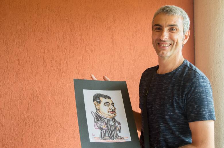 Marian Butucaru rajzait kollégái is tetszéssel fogadják •  Fotó: Sándor Csilla