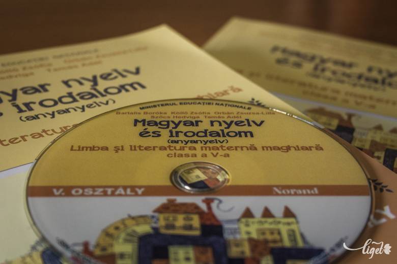 Néhány nappal a tanévkezdés előtt vált kinyomtatott valósággá a CD-melléklettel is rendelkező tankönyv •  Fotó: Pinti Attila