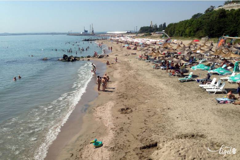 Burgaszi szabad strand, távolban a kikötő •  Fotó: Rédai Attila