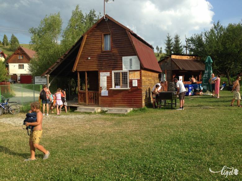 Bejárat a pénztárral, háttérben a bár •  Fotó: Rédai Attila