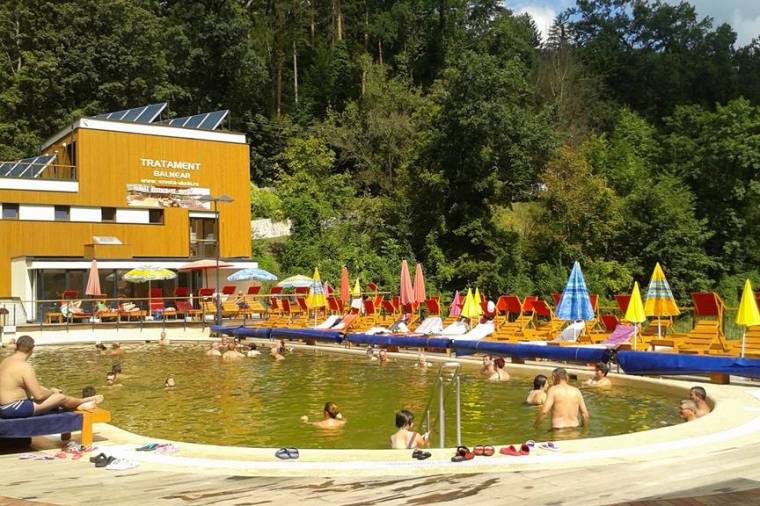 Strandteszt: sós lubickolás az egykori bányató partján
