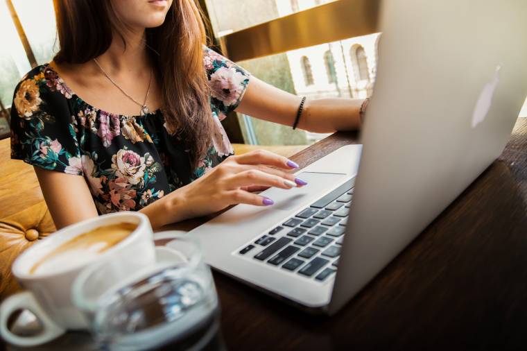Adócélkeresztben az influenszerek, bloggerek, vloggerek: sokan nem tudják, számos internetes bevétel is adóköteles