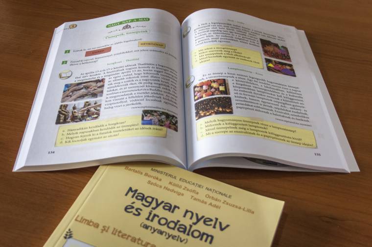 Ezentúl nem a szerzőknek kell románra fordítaniuk az anyanyelven írt tankönyveket