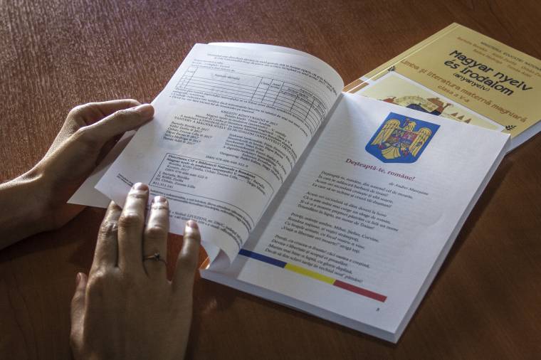 Máris bírálják a tankönyvtervezetet, hiába tart ki az oktatási miniszter