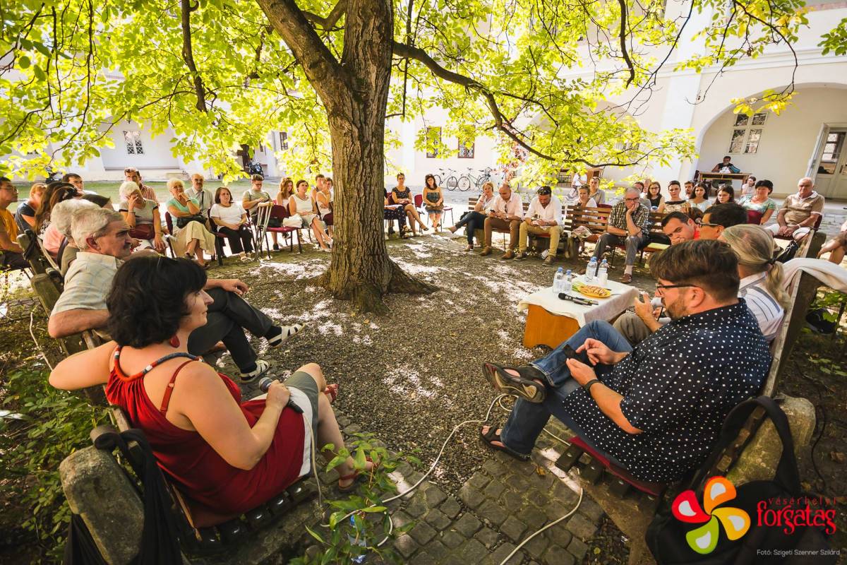 A Teleki Téka udvarán idén is számos érdekes kerekasztal-beszélgetés lesz. Archív •  Fotó: Vásárhelyi Forgatag