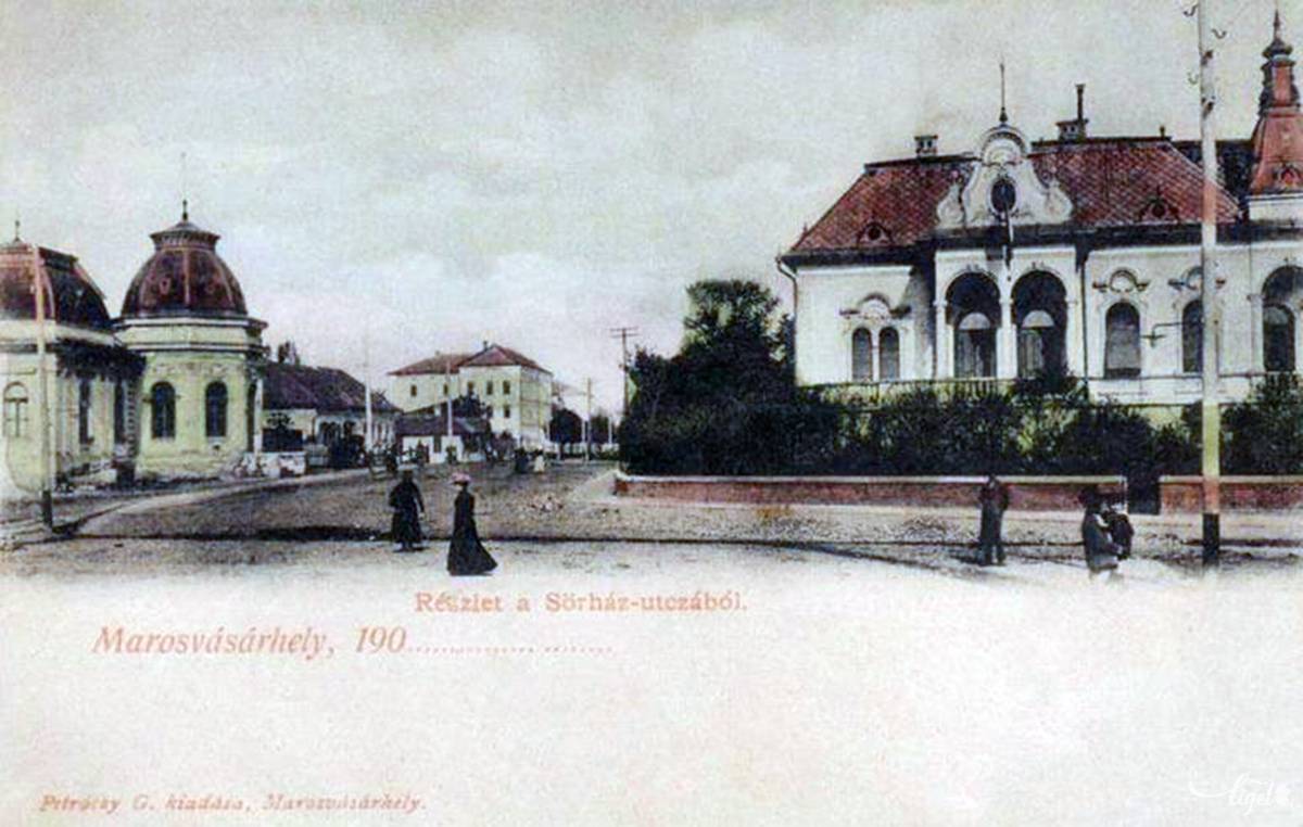 Balra a gőzfürdő, jobbra a Bürger-ház, háttérben a laktanya 1903-ban (képeslap) 