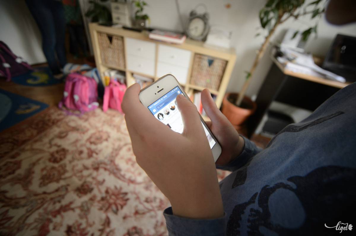 Mobiltelefonozó gyerek. Van, amiben a fiatalok jobbak mint szüleik, oktatóik •  Fotó: Barabás Ákos