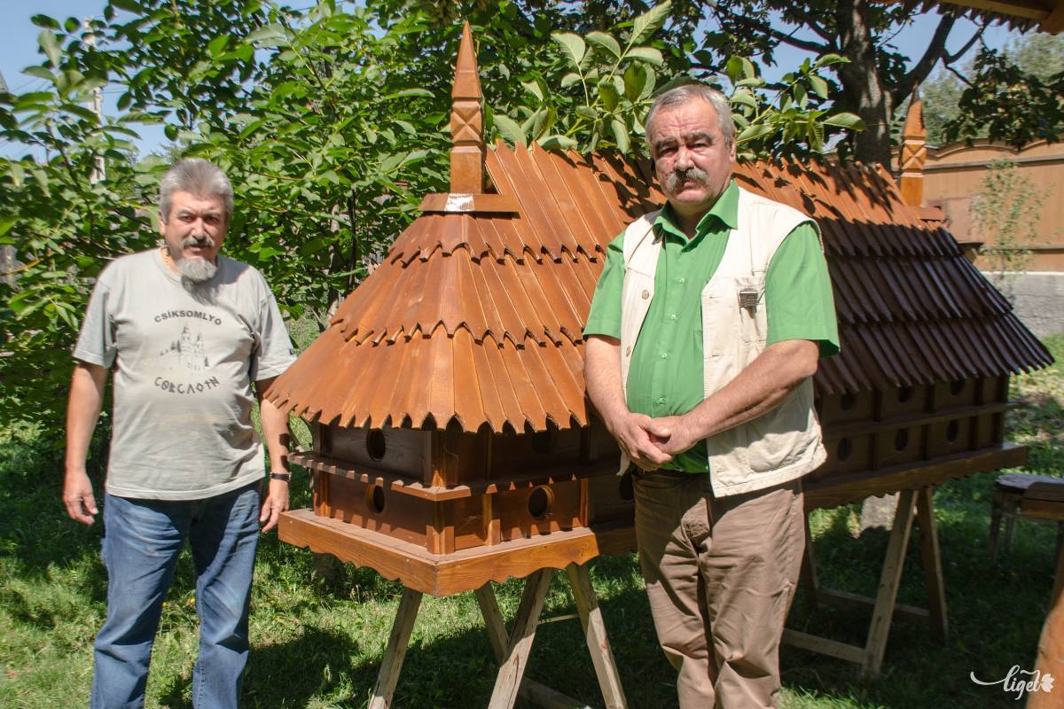 Török Csaba és Székely Csaba a kapu galambdúca mellett. Szívvel-lélekkel készítették •  Fotó: Gecse Noémi