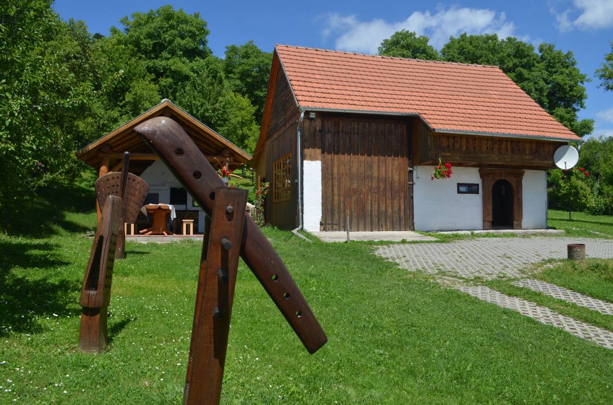 Kakasülő és a Homloktörő galéria épülete •  Fotó: Jánosi Csaba