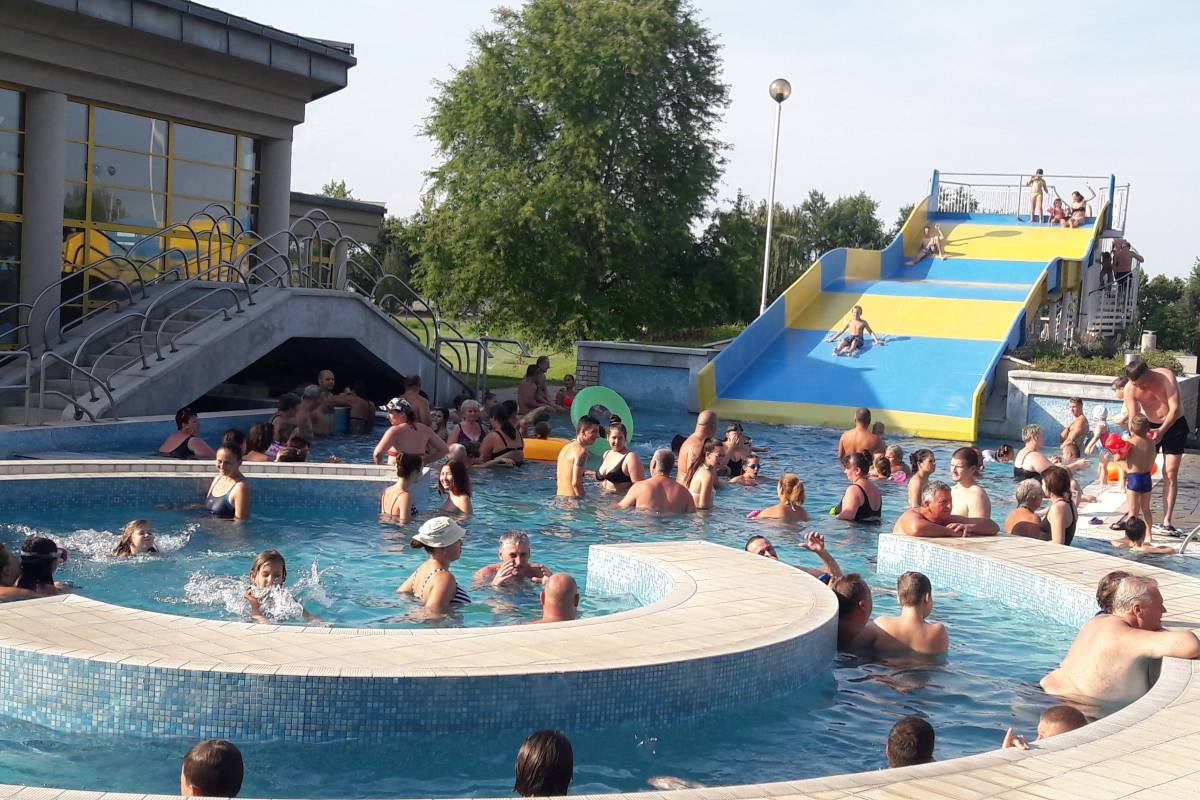 Élménymedence a kiskunmajsai fürdőben 