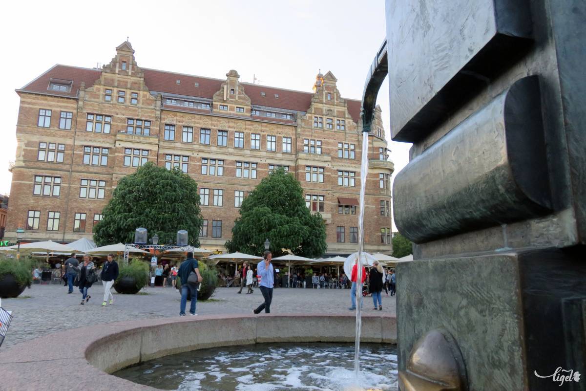 Szökőkút Malmöben. Hosszú távon derül ki, hogy melyik ország döntött jól. Archív •  Fotó: Antal Erika