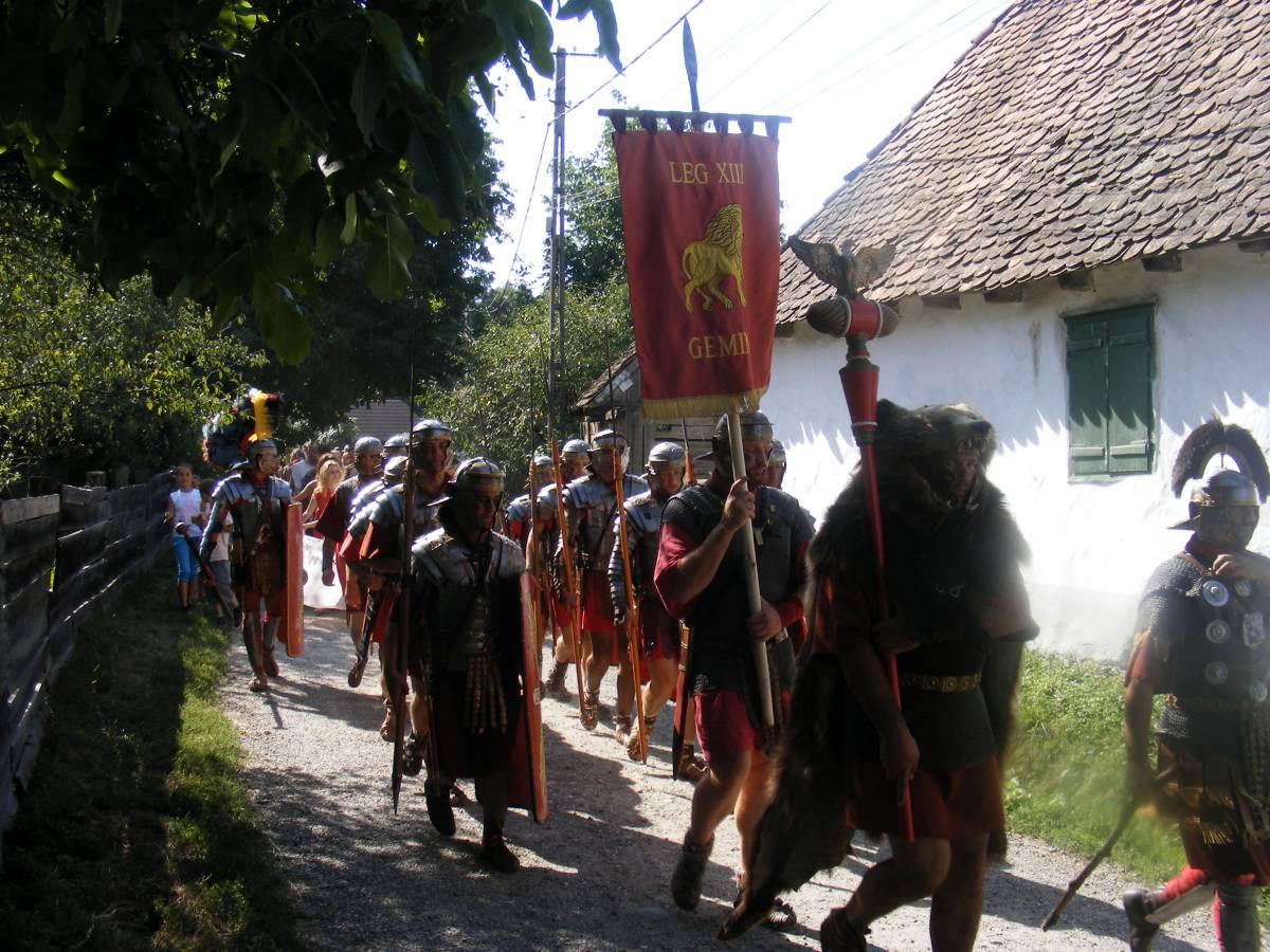 Vonul a légió a faluban •  Fotó: Lokodi Imre