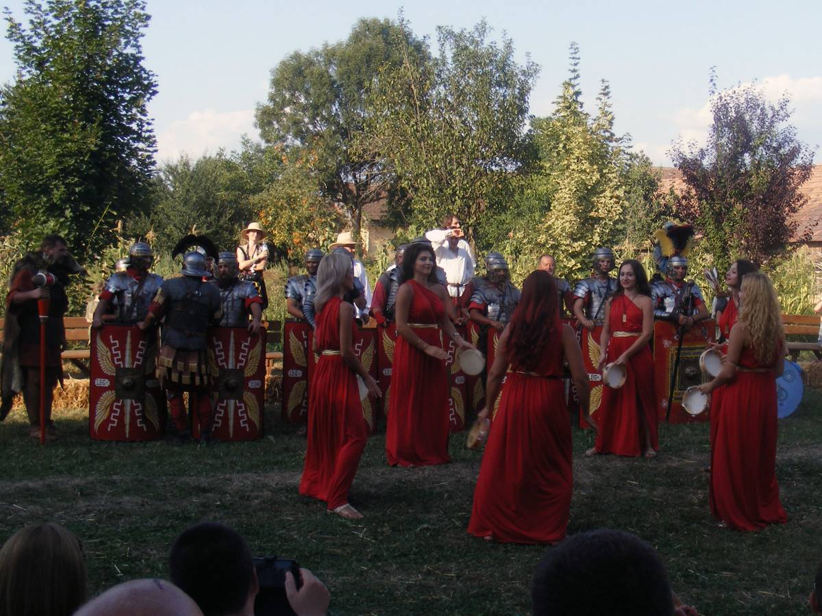 „Rabszolganők” tánca •  Fotó: Lokodi Imre