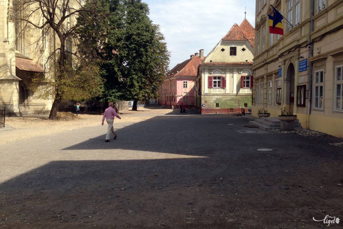 A Honterus-udvar meghitt zuga a német gimnáziummal •  Fotó: Rédai Attila