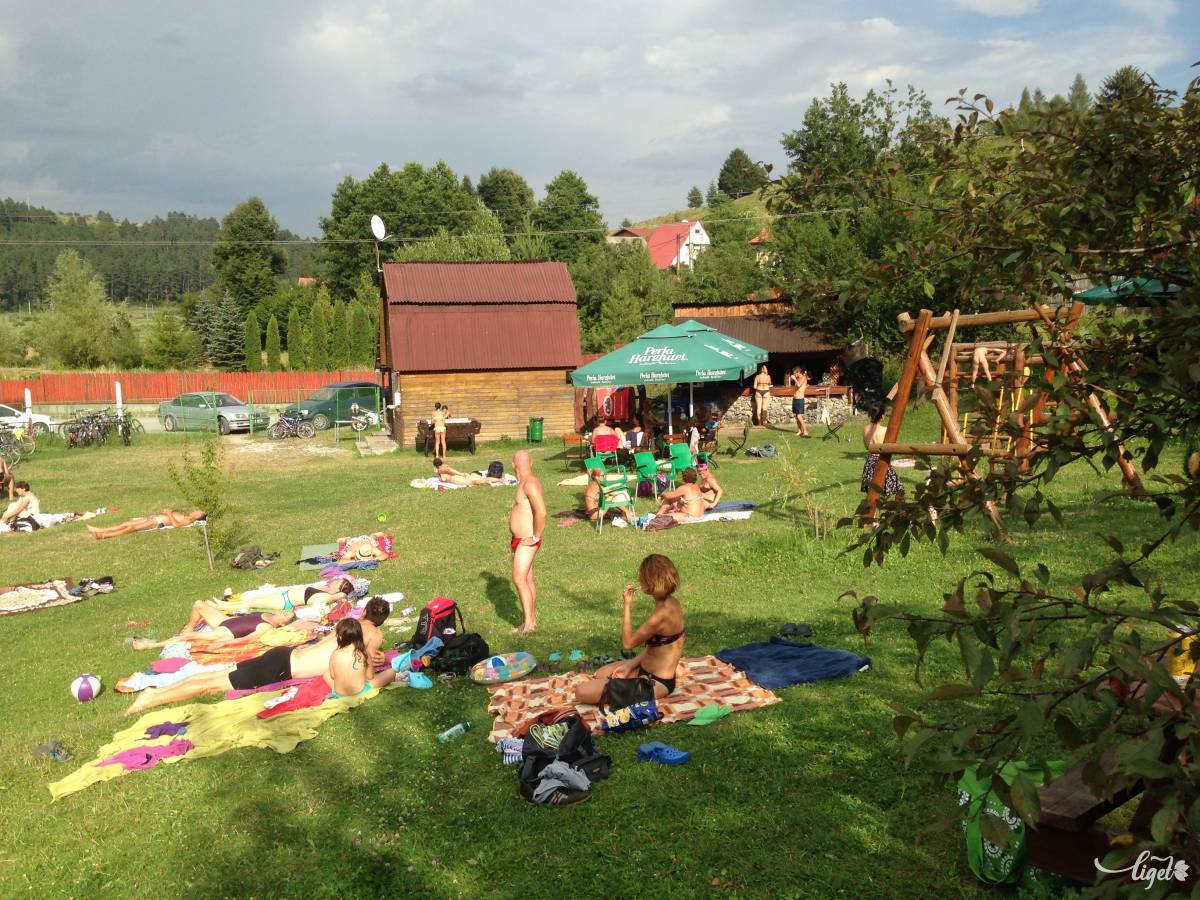 Régimódi strandolás füvön, pokrócokkal •  Fotó: Rédai Attila