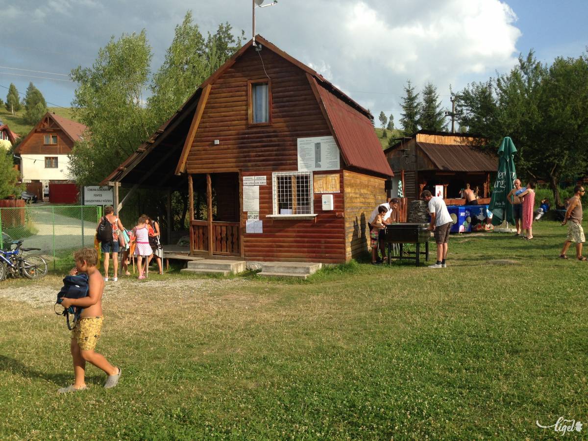 Bejárat a pénztárral, háttérben a bár •  Fotó: Rédai Attila