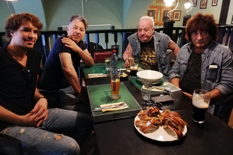 Piramis-táplálék: régi dalok, friss kürtőskalács