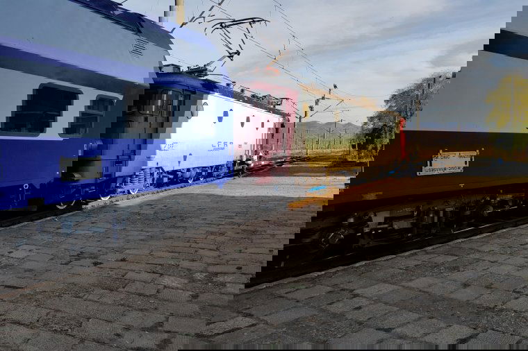 Tájékoztató kampányban figyelmeztet a román államvasutak a vagonok tetején való fotózkodás veszélyeire