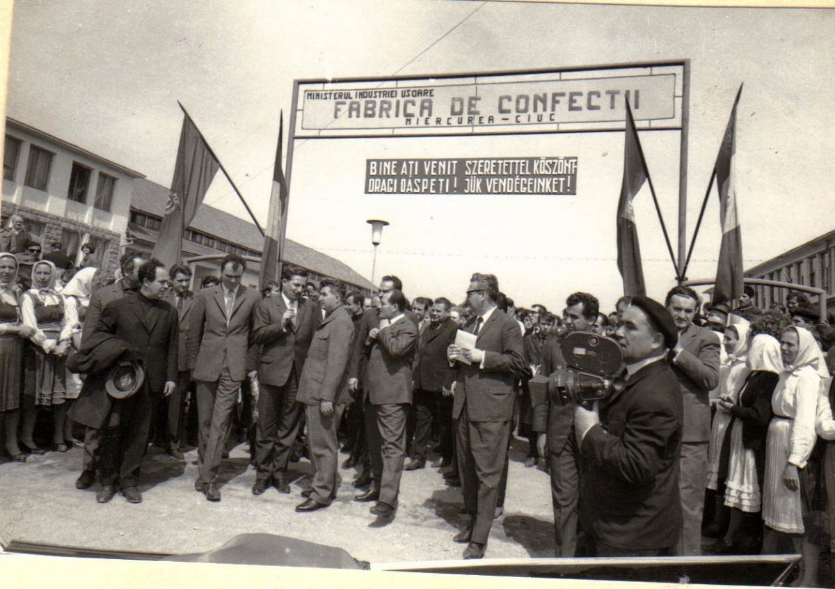 Nicolae Ceausescu a csíkszeredai készruhagyárban 1970. április 24-én •  Fotó: Fototeca online a comunismului românesc