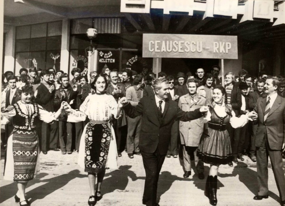 Kétnyelvűség. Jelenet Nicolae Ceaușescu csíkszeredai látogatásáról, 1976. október 5-én •  Fotó: Fototeca online a comunismului românesc