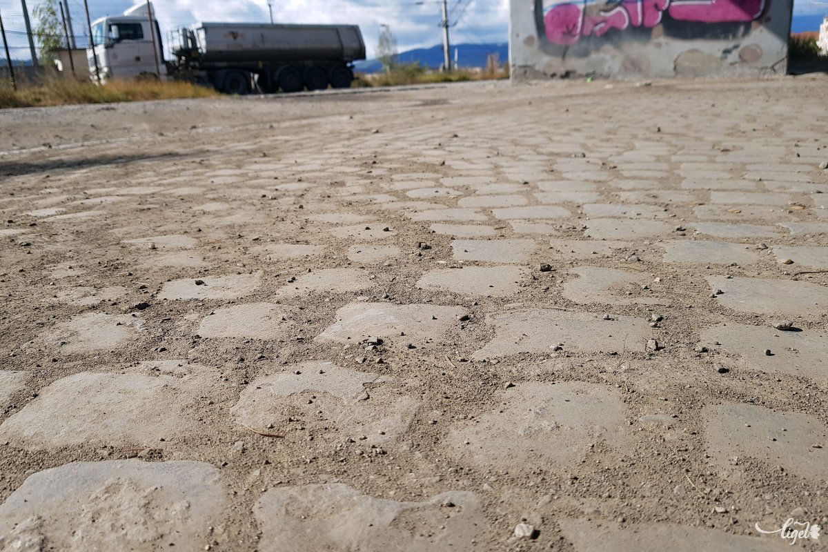 A régi országút maradványai a mai vasúti felüljáró alatt •  Fotó: Rédai Attila